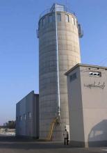 silos do magazynowania zrębek, trocin drzewnych /pojemność 950m³/ służy jako zbiornik przykotłowy w zakładowej elektrociepłowni