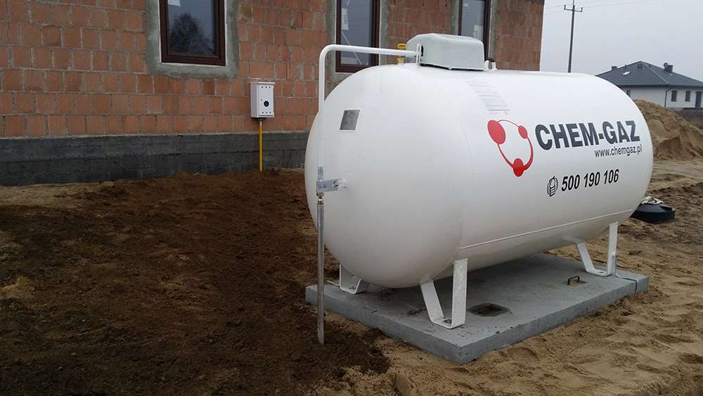 Kompletna instalacja gazu propan ze zbiornikiem magazynowym i podejściem do ściany budynku